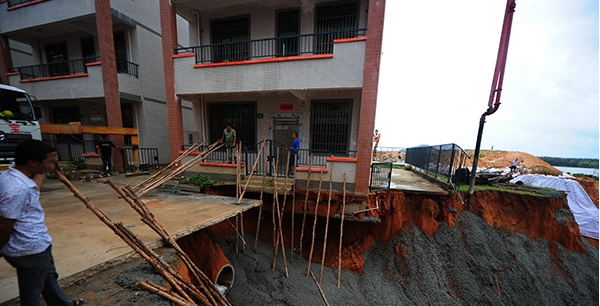 混凝土、民房傾斜