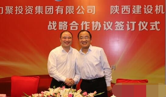 近日，陜建機械與安徽力聚簽訂戰(zhàn)略合作協(xié)議，陜建機械董事長楊宏軍，副總經(jīng)理、營銷總監(jiān)賀衛(wèi)東，安徽力聚投資集團董事長宋執(zhí)壽，黨支部書記陳邦勤以及安徽潤路公司總經(jīng)理杜永龍等單位領(lǐng)導(dǎo)出席了會議