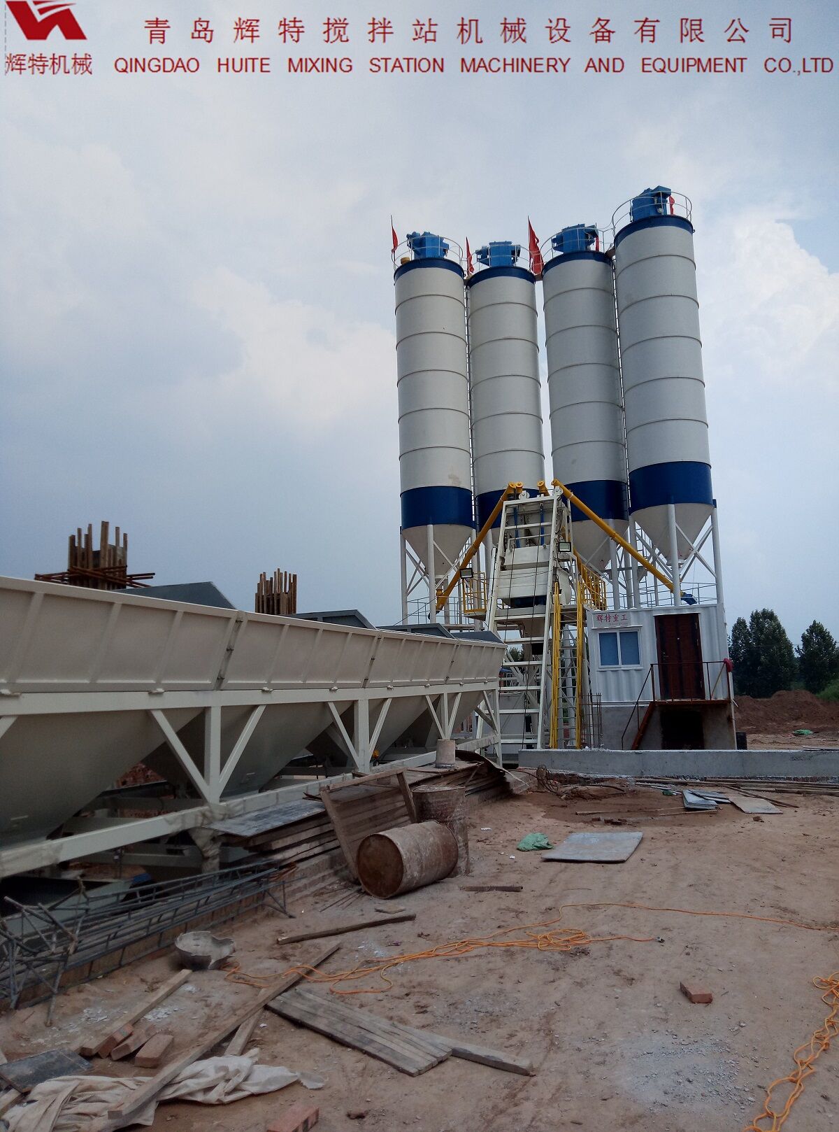 輝特攪拌站HZS75特別適合于干硬性、半干硬性混凝土的生產(chǎn)