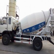 河南攪拌罐車生產(chǎn)廠家，億立實(shí)業(yè)4m3混凝土罐車專賣